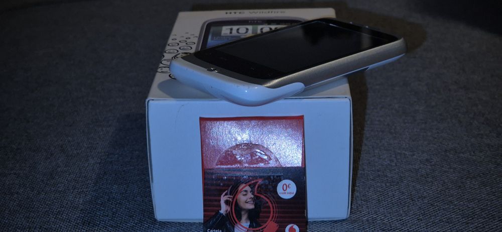 OFERTA HTC Wildfire alb la cutie și cartela Vodafone cu număr premium