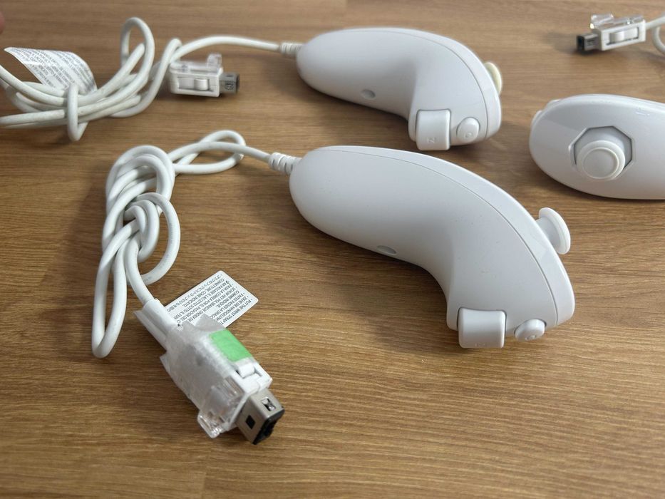 Nunchuk Wii original Nintendo [alb/albastru/negru/roșu] — testat