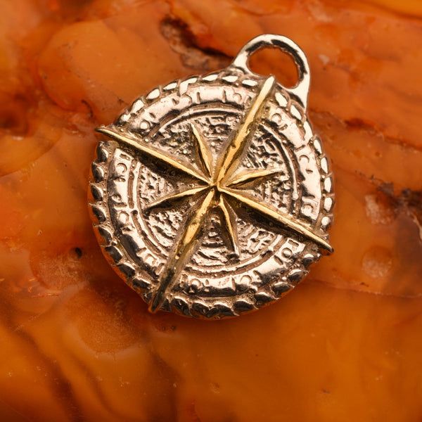Сребърен медальон 925 „Компас“ – талисман за посока, закрила и сила