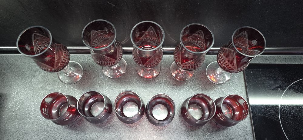 Сервиз от червен кристал