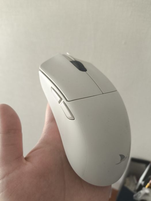 Белая беспроводная игровая мышь Darmoshark M3
