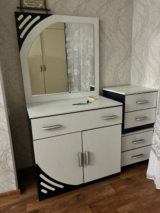 Продается комод, с тумбочкой.