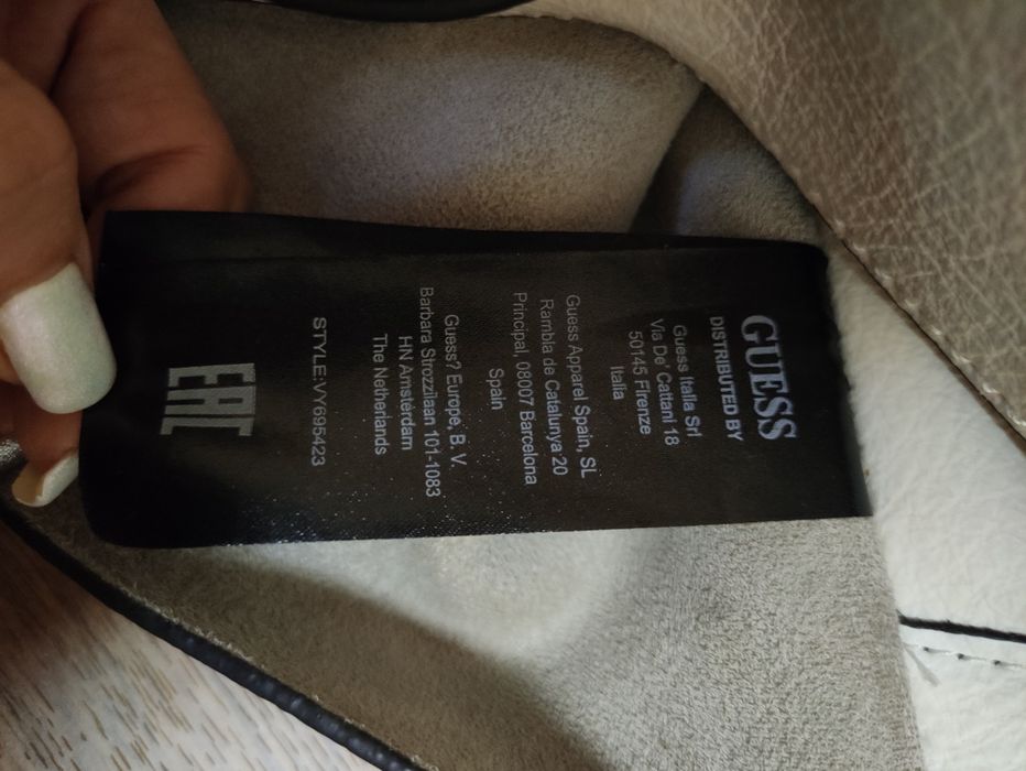 Guess чанта. Бяло бижу