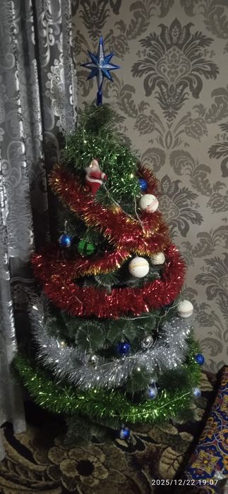 Yangi yil archasi, oʻyinchoqlari bilan