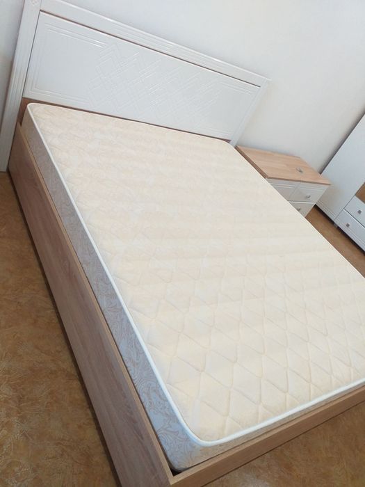 Продам кровать с матрацом