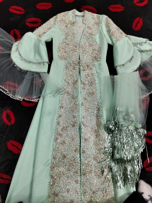 Ansanbil kelinlar uchun oq ko'ylagi brukchasi fatasi bor ichida