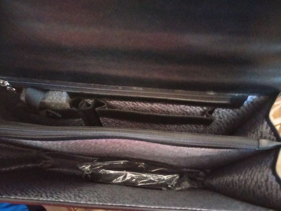 Продам кожаный портфель.