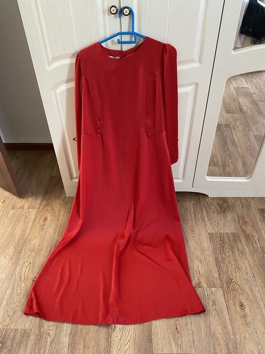 Красное платье  с завязками по бокам