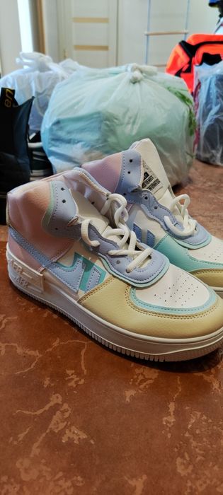 Продам новые кроссовки