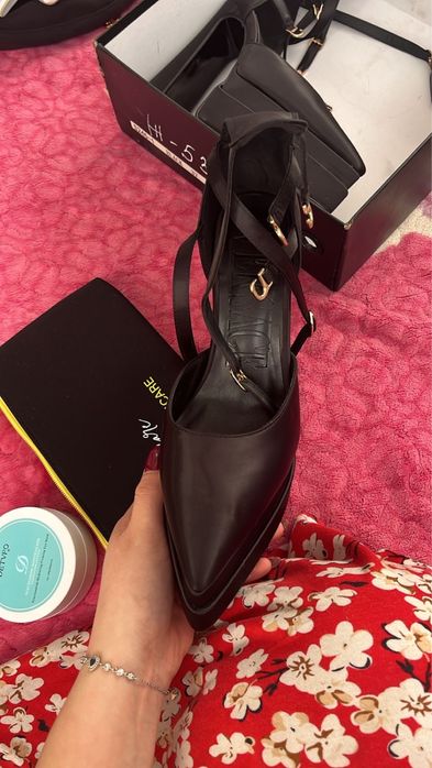 Сатиновые туфли на платформе Aevitas Pointy