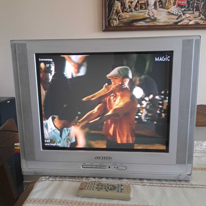 Телевизор 21 инча SAMSUNG с плосък кинескоп работи перфектно.
