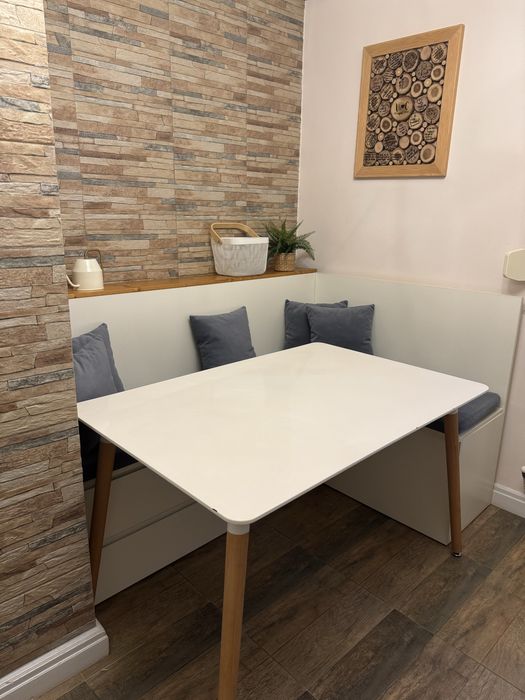 Colțar, masă și 4 scaune pliabile