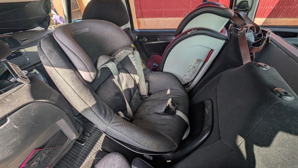 Set Complet Maxi-Cosi: Bază Isofix FamilyFix + Scoică Cabriofix + Scaun Pearl