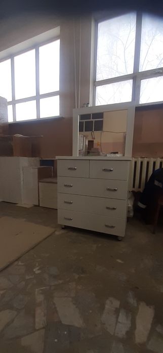 Продам комод с зеркалом