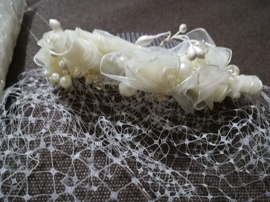 Платье цвета айвори.