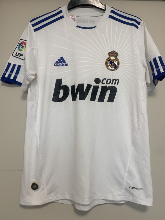 Футболни екипи и артикули