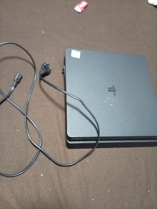 PS4 slim + controler