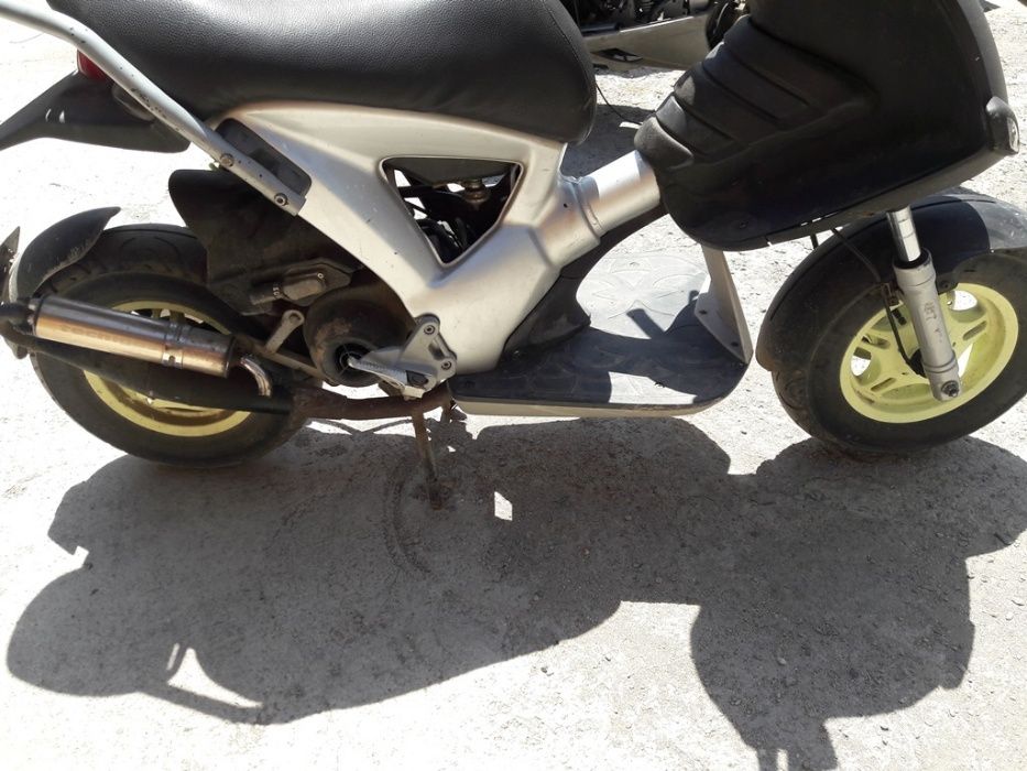 скутер ( Gilera ice 50-Двигател MALOSSI )-на части