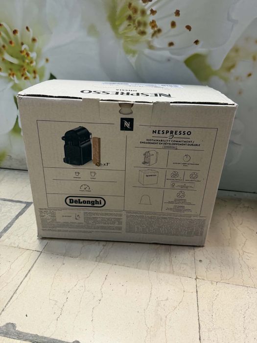 Кафемашина с капсули Nespresso Inissia Black