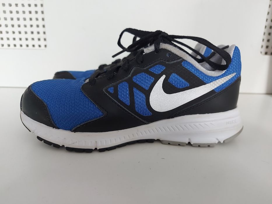 Vând încălțăminte  sport Nike mărimea 32