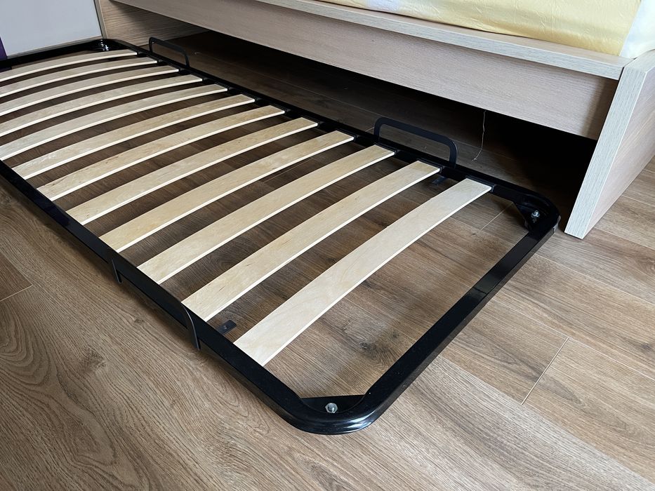 Помощно детско легло next to me с колелца, скриващо се под леглото