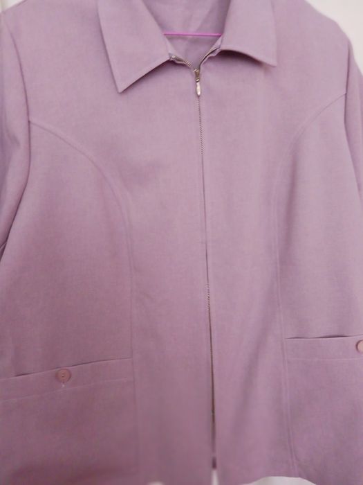 Дамски костюм бледо лилав цвят.Голям размер.