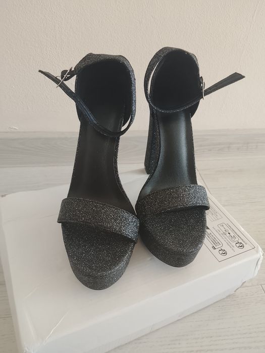 НОВИ Сандали с висок ток