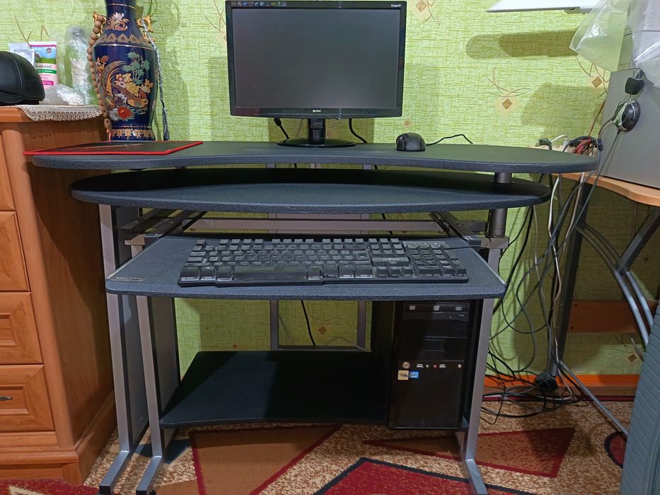Столы компьютерные б/у