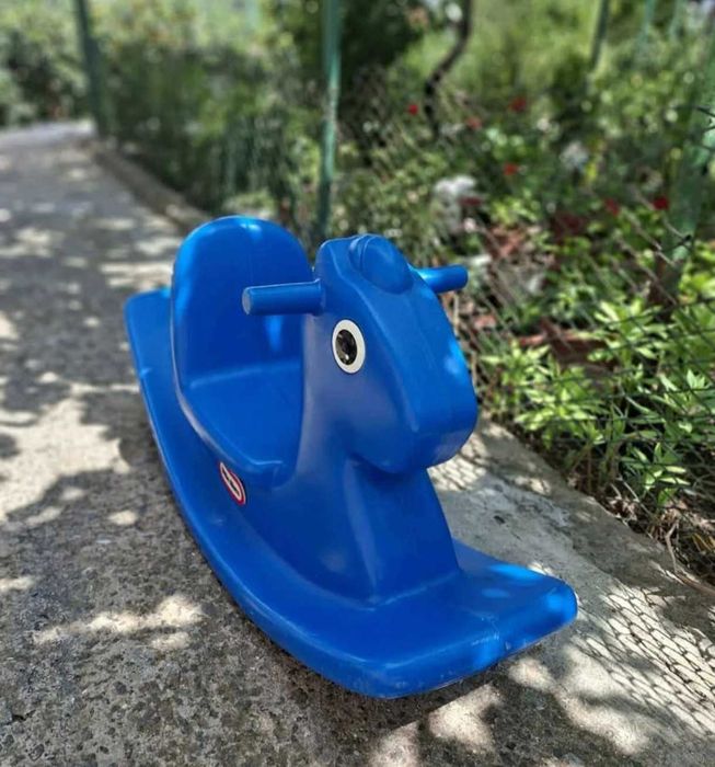 Люлеещо конче little tikes синьо.