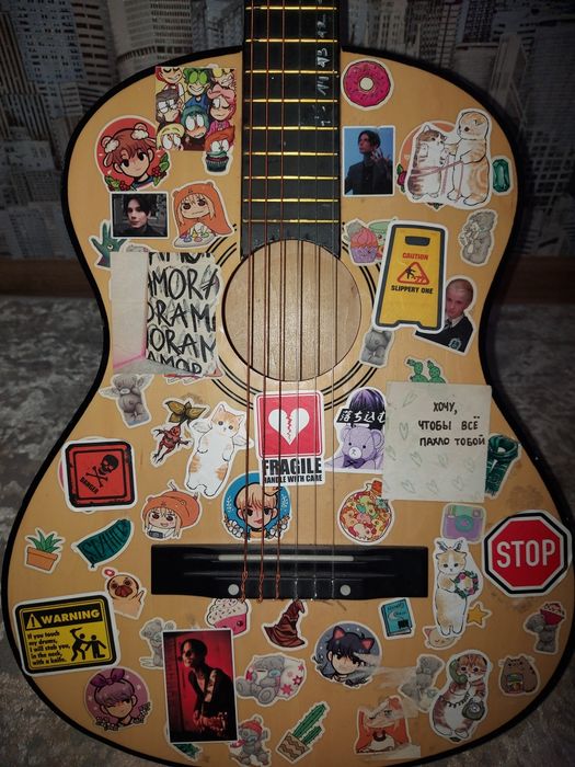 Продам гитару классическую,6 струн