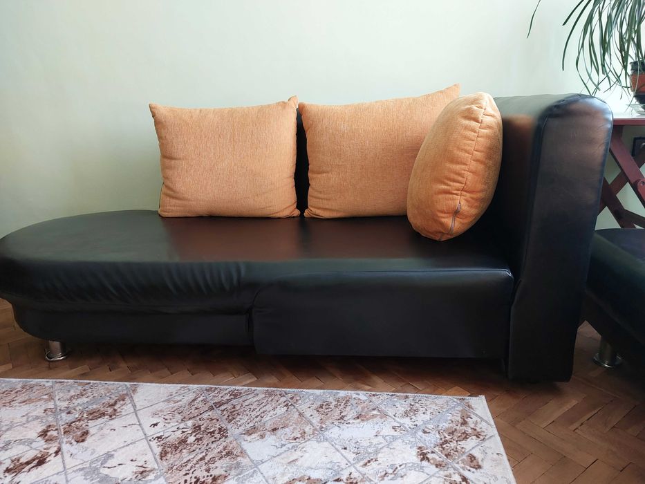 Продавам ъглов кожен диван + холна маса