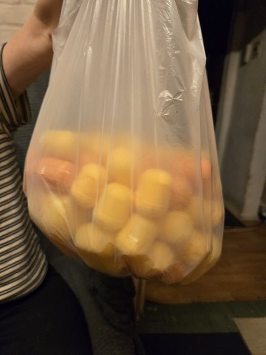 Oua kinder, fara jucari 1 leu bucata aprox 50 lei