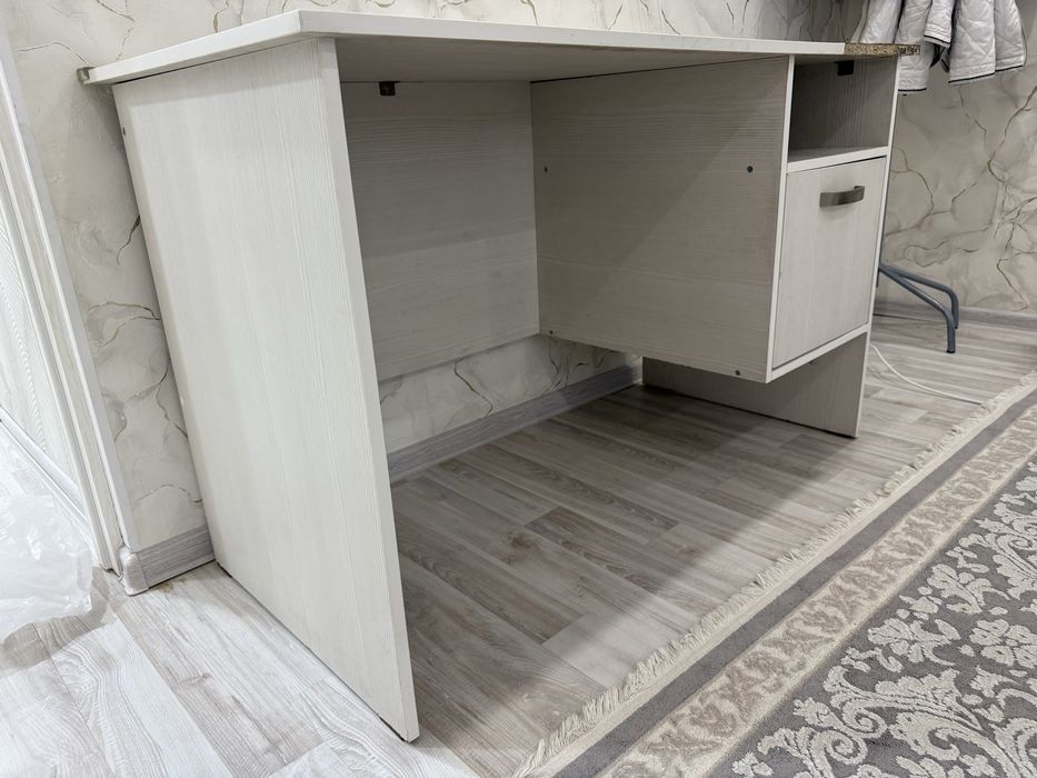 Письменный стол. В хорошем состояний