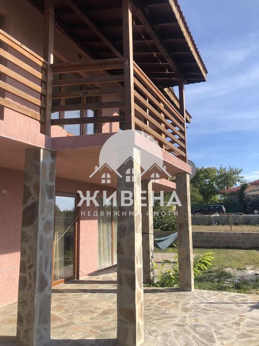 Продава къща в с.Чернево, РЗП: 300 кв.м, двор - 2150 кв.м