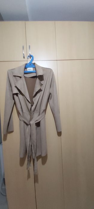 Плащ-пальто, очень лёгкий,  можно вместо ветровки