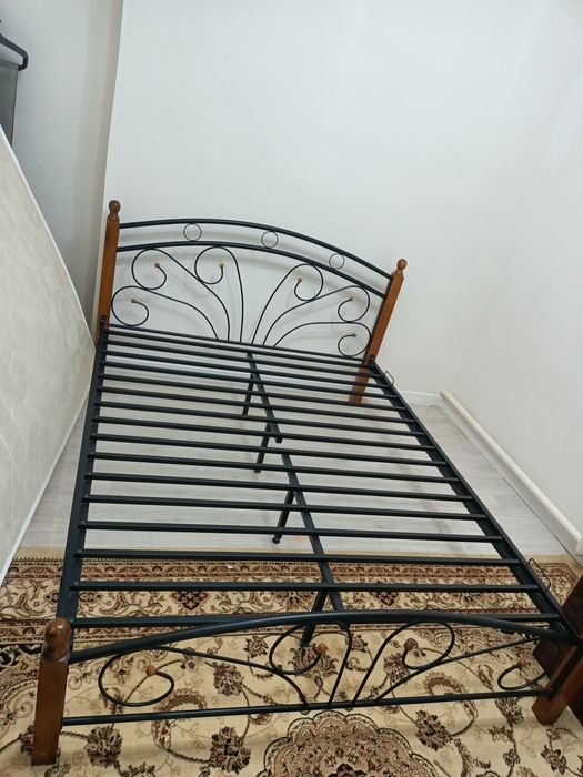 Кровать спальная