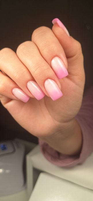 Realizez manichiură cu gel  si semi
Ofer manichiură profesiona