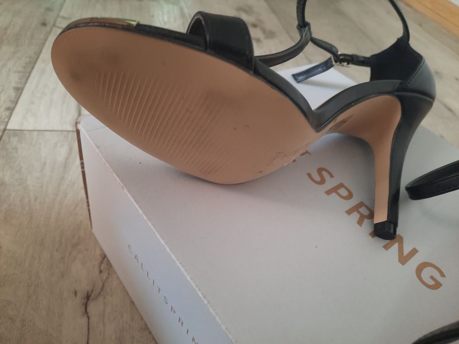 Продам босоножки  новые