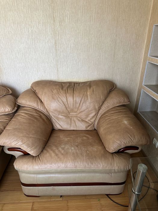 Отдам диван и два кресла