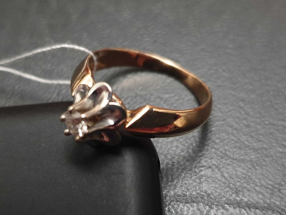 Кольцо с бриллиантом