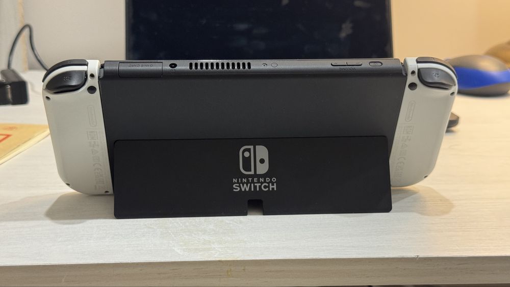 Nintendo Switch OLED + Zelda BOTW