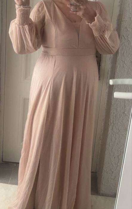 Официална дамска рокля с цепка – идеална за повод!