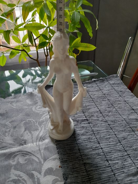 Мраморна статуя,кутия и ретро дамски колан