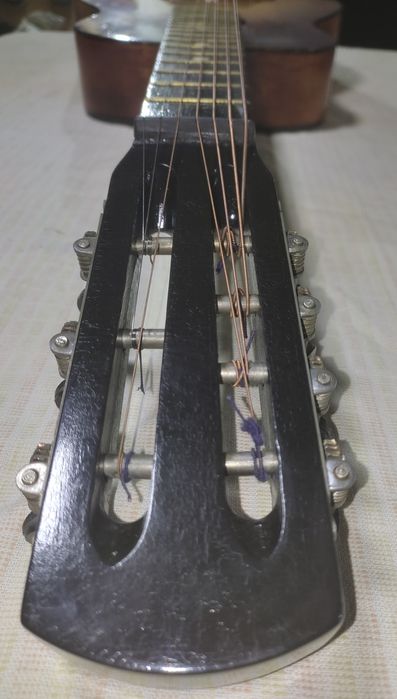 Гитара семиструнная.