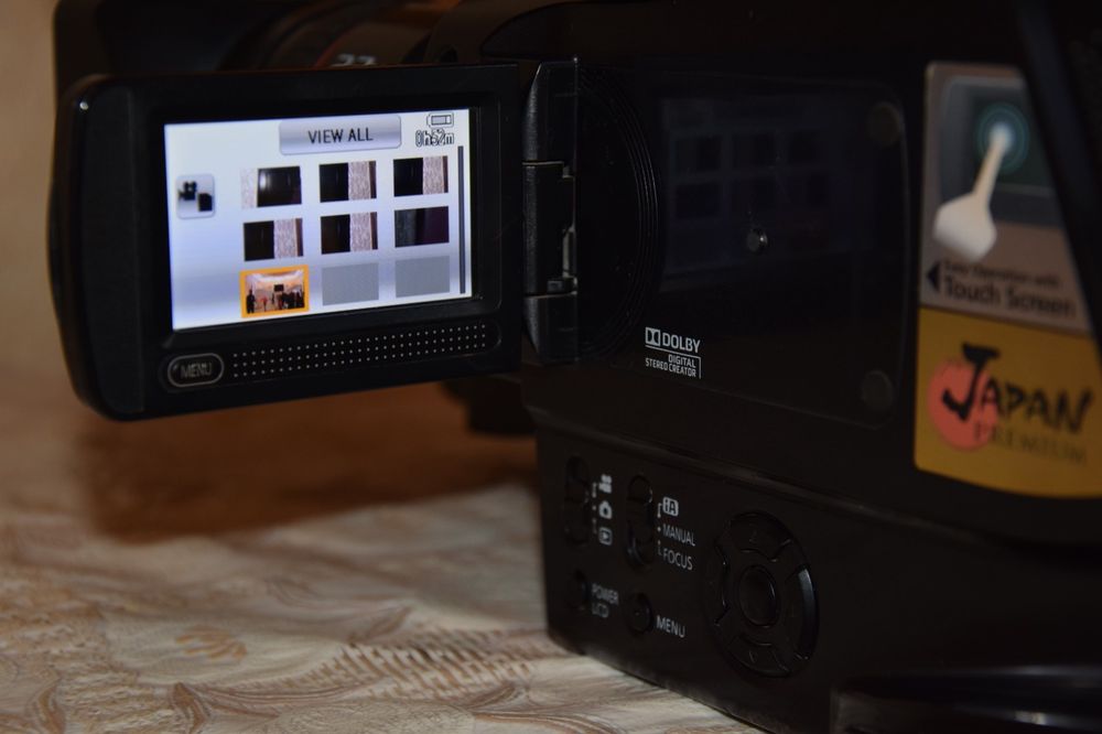 плечевая Full HD видеокамера Panasonic HDC-MDH1.