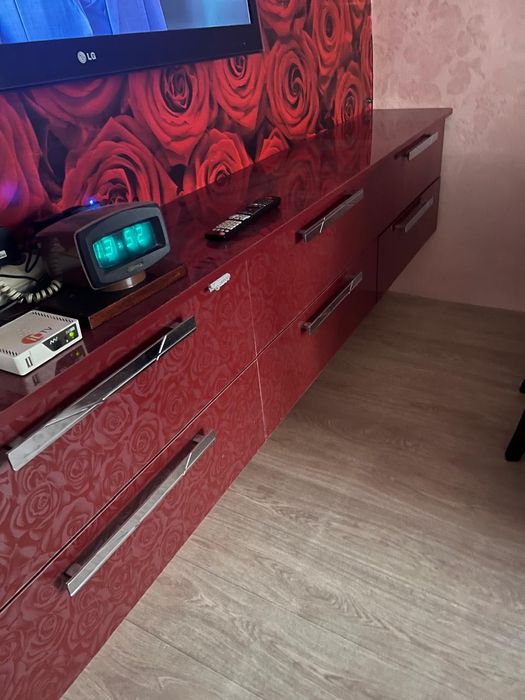 Срочно продам телевизор со шкафом