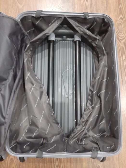 Чемодан среднего размера "М".