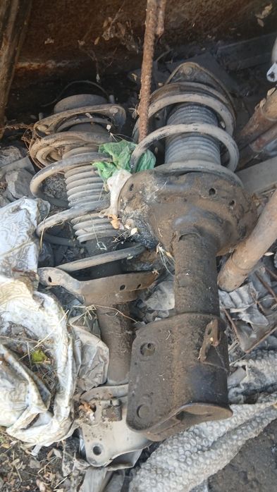 Стойки передние всборе на субару импреза-1
