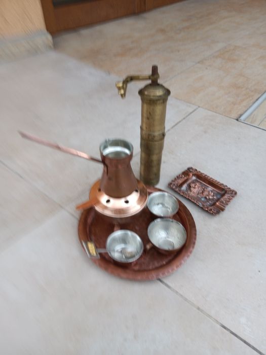 Сервиз за кафе и мелница.