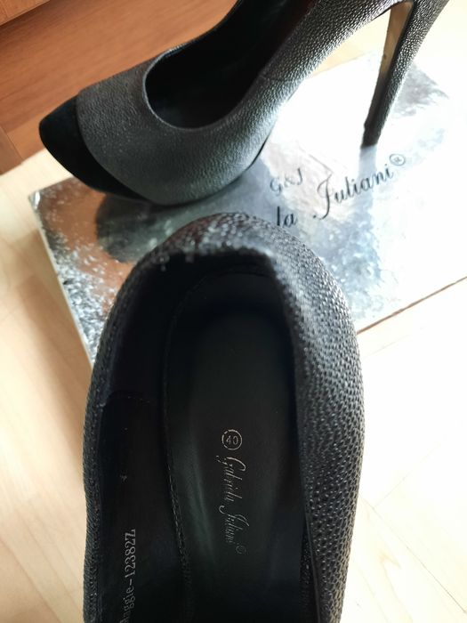 Високи дамски обувки